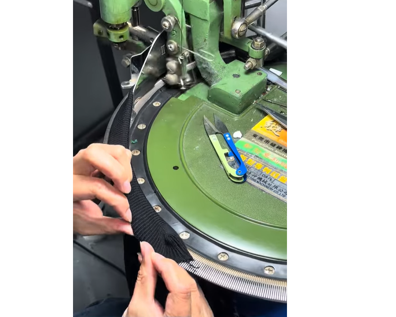 Sweater Linking: Attaching Collar for U.S. Brand Sample