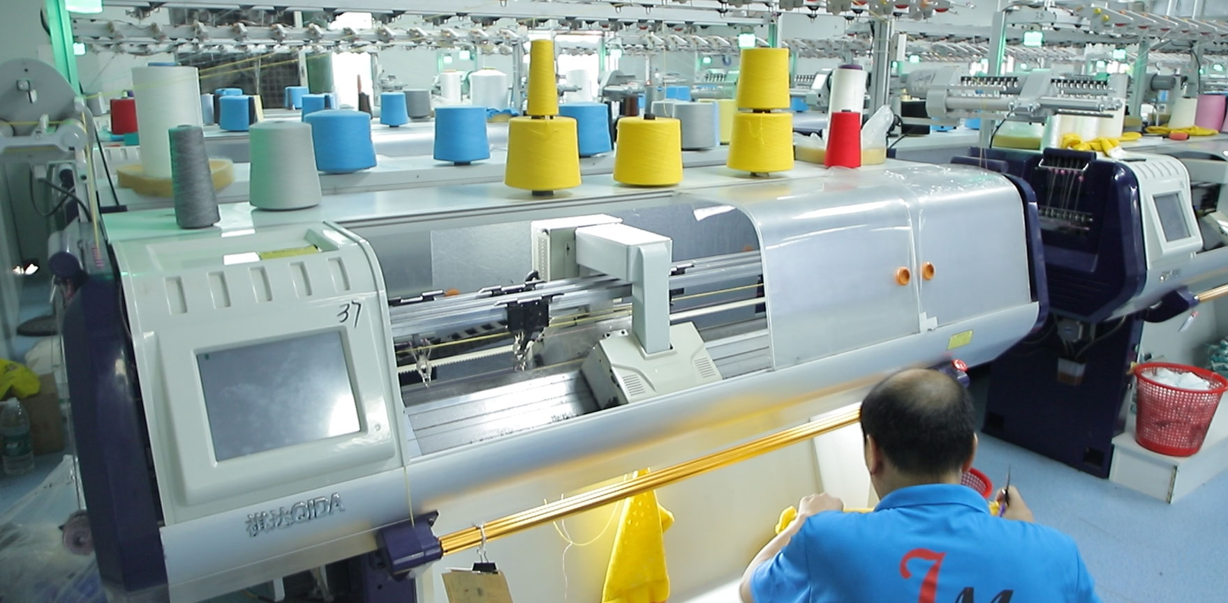 Advanced flat-knitting process at our knitwear factory