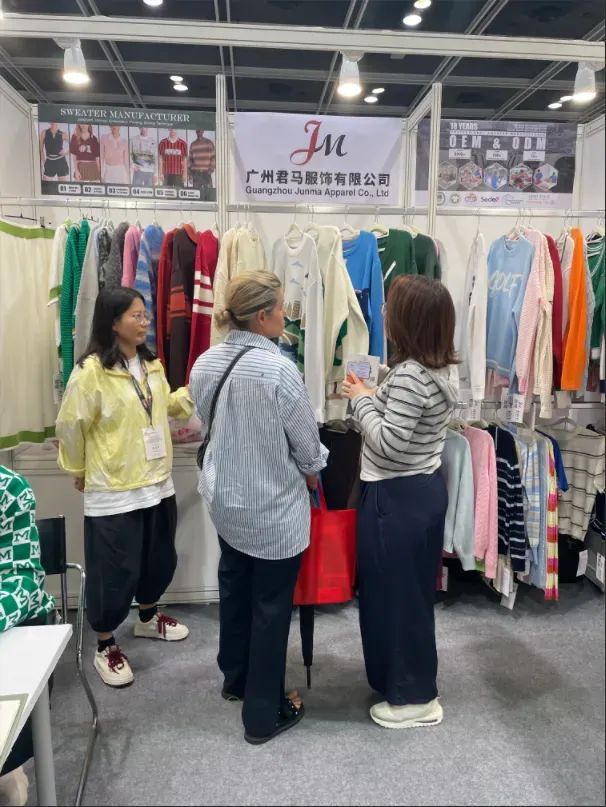 JM Sweater technical team explaining 18GG fine gauge knitwear engineering to buyers